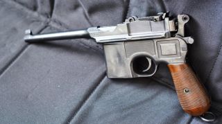 V našej ponuke používaných zbraní sa sem tam objaví aj skutočný unikát #ww1 originálny Mauser C-96 7,63 Mauser. Viac info...